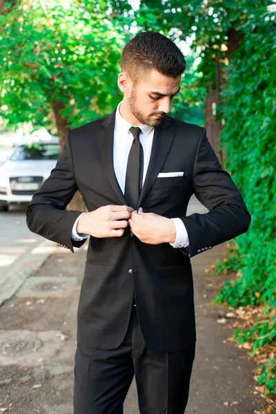 Elegante hombre de negocios caminando fuera — Foto de Stock