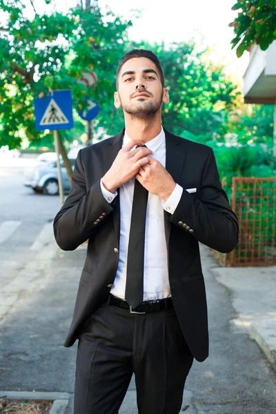 Eleganter Geschäftsmann geht nach draußen — Stockfoto