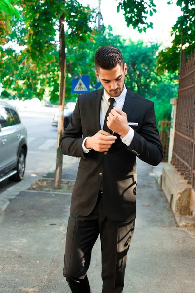 Елегантний бізнесмен, що виходить на вулицю — стокове фото