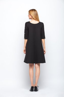 gri arka plan üzerinde duran güzel genç sarışın kadın