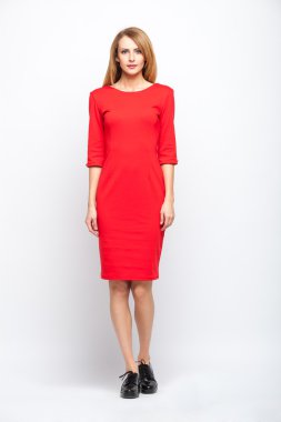 gri arka plan üzerinde duran güzel genç sarışın kadın