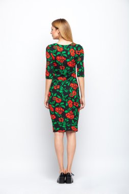 gri arka plan üzerinde duran güzel genç sarışın kadın