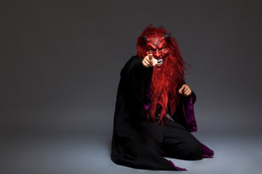 koyu arka plan üzerinde Halloween canavar 