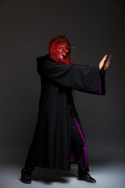 koyu arka plan üzerinde Halloween canavar 