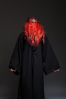 koyu arka plan üzerinde Halloween canavar 