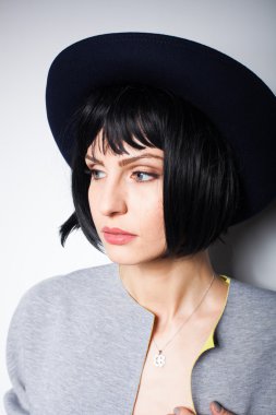 Gri Siyah şapkalı modern kadın