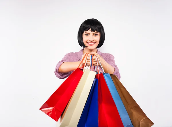 Jonge brunette vrouw met shopping tassen — Stockfoto