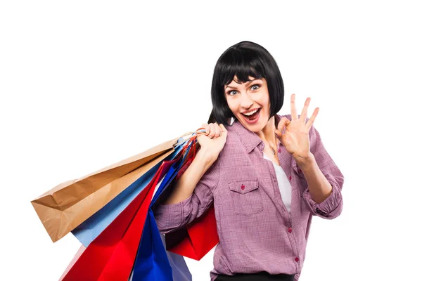 Joven morena mujer con bolsas de compras — Foto de Stock