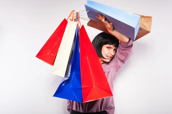 Jovem morena com sacos de compras — Fotografia de Stock