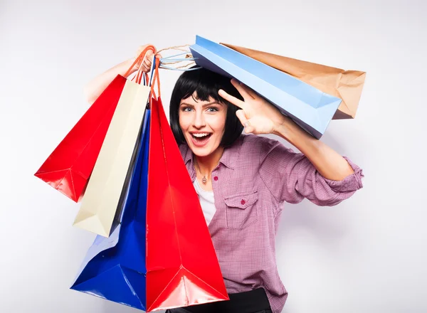 Jeune femme brune avec des sacs à provisions — Photo