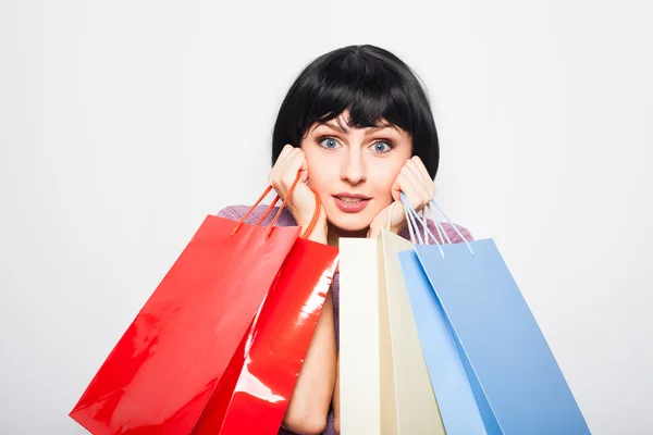 Jeune femme brune avec des sacs à provisions — Photo