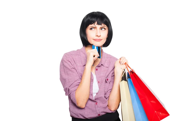 Jeune belle femme avec carte de crédit et sacs à provisions — Photo