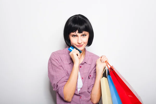 Jeune belle femme avec carte de crédit et sacs à provisions — Photo