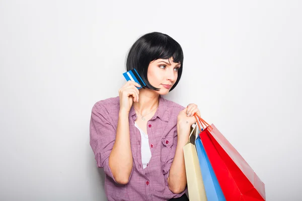 Jovem mulher bonita com cartão de crédito e sacos de compras — Fotografia de Stock