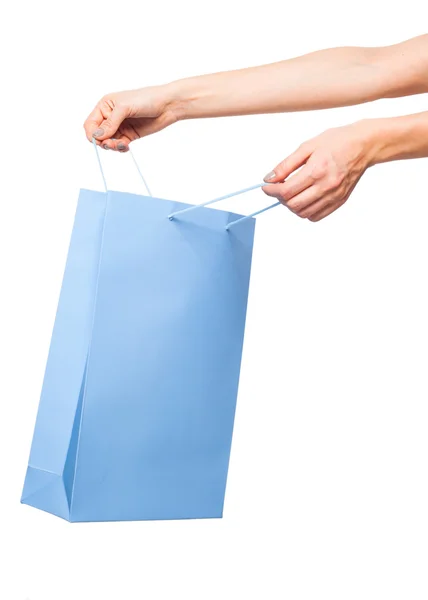 Ruce držící barevné tašky na bílém pozadí — Stock fotografie
