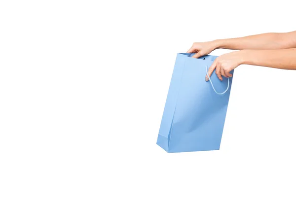 Manos sosteniendo bolsas de compras de colores sobre fondo blanco — Foto de Stock