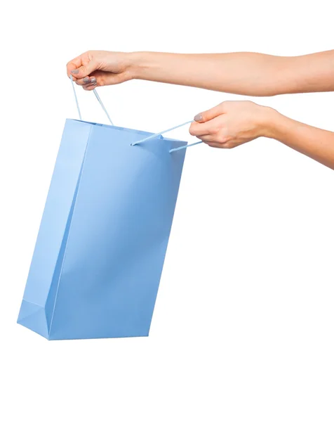 Handen met gekleurde boodschappentassen op witte achtergrond — Stockfoto