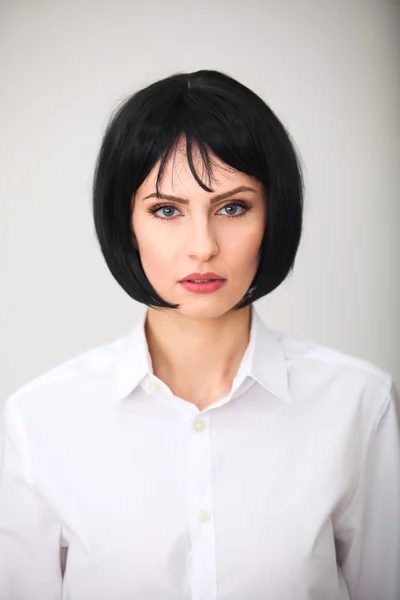 Beyaz ofis gömlek izole mavi gözlü esmer kadın — Stok fotoğraf