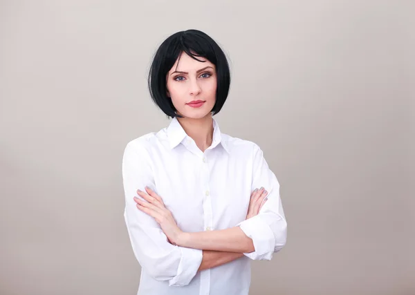 Brunett kvinna med blå ögon i vit skjorta isolerade — Stockfoto