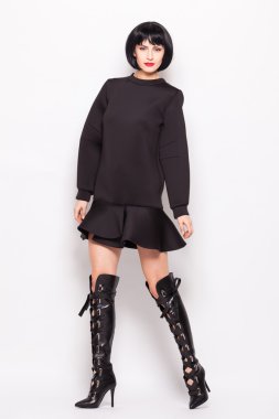 genç esmer kadın moda modern giysiler ile poz