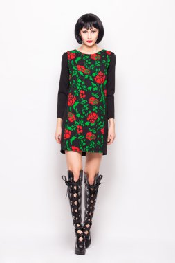 genç esmer kadın moda modern giysiler ile poz