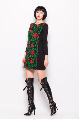 genç esmer kadın moda modern giysiler ile poz