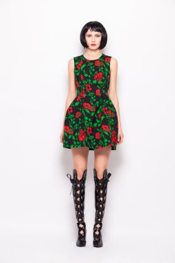 genç esmer kadın moda modern giysiler ile poz