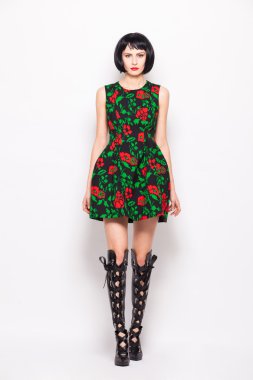 genç esmer kadın moda modern giysiler ile poz