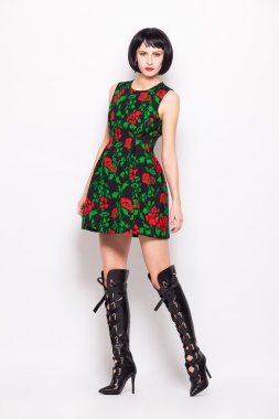 genç esmer kadın moda modern giysiler ile poz