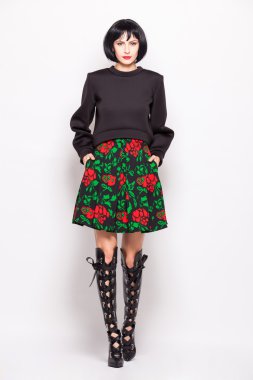 genç esmer kadın moda modern giysiler ile poz