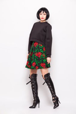 genç esmer kadın moda modern giysiler ile poz