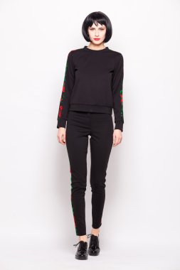 genç esmer kadın moda modern giysiler ile poz