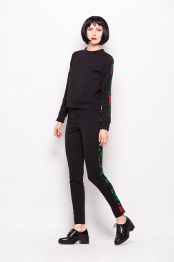 genç esmer kadın moda modern giysiler ile poz