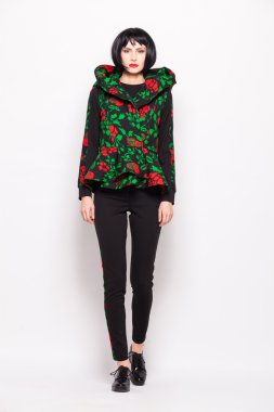 genç esmer kadın moda modern giysiler ile poz