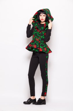 genç esmer kadın moda modern giysiler ile poz