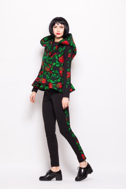 genç esmer kadın moda modern giysiler ile poz