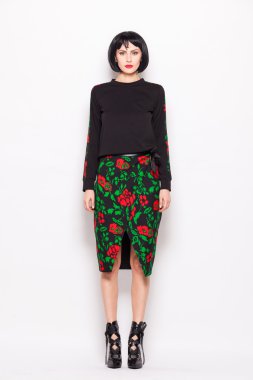 genç esmer kadın moda modern giysiler ile poz