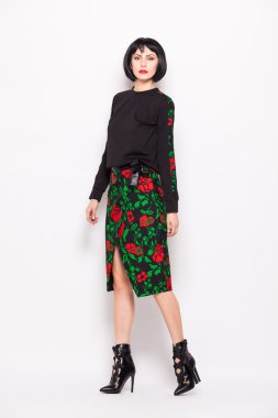 genç esmer kadın moda modern giysiler ile poz