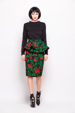 genç esmer kadın moda modern giysiler ile poz