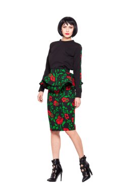 genç esmer kadın moda modern giysiler ile poz