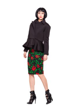 genç esmer kadın moda modern giysiler ile poz