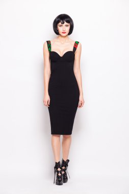 genç esmer kadın moda modern giysiler ile poz