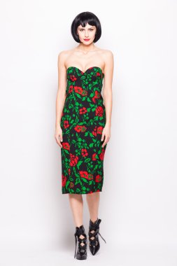 genç esmer kadın moda modern giysiler ile poz