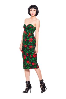 genç esmer kadın moda modern giysiler ile poz