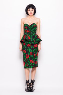 genç esmer kadın moda modern giysiler ile poz