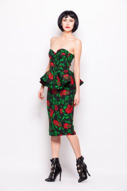 genç esmer kadın moda modern giysiler ile poz