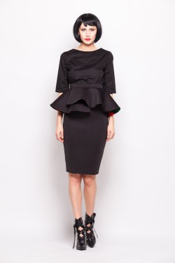 genç esmer kadın moda modern giysiler ile poz