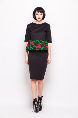 genç esmer kadın moda modern giysiler ile poz