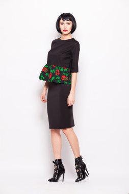 genç esmer kadın moda modern giysiler ile poz