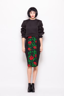 genç esmer kadın moda modern giysiler ile poz